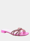  Mules plates fuchsia métallisé Albano avec talon bas de 2 cm et nœud en strass sur le devant. Élégantes et confortables pour toutes occasions.