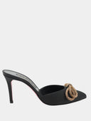 Mules Albano en satin noir avec nœud en strass
Chaussures à talon 10 cm en satin noir, bout pointu
Zoom sur les mules Albano en satin et strass
Vue arrière des mules à talon Albano en satin noir