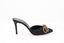 Mules Albano en satin noir avec nœud en strass
Chaussures à talon 10 cm en satin noir, bout pointu
Zoom sur les mules Albano en satin et strass
Vue arrière des mules à talon Albano en satin noir