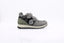 baskets en cuir gris PRIMIGI avec scratch enfant
chaussures enfant grises avec amortisseur PRIMIGI
baskets gris et noires avec détail vert PRIMIGI
vue de côté baskets enfant PRIMIGI cuir textile
semelle amortissante baskets fille PRIMIGI confortables

