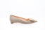 alt : ballerine Rupert Sanderson en cuir suédé gris vue de côté
alt : détail avant de la ballerine Rupert Sanderson gris
alt : ballerines grises Rupert Sanderson en cuir vues de dessus
alt : silhouette avec ballerines Rupert Sanderson grises

